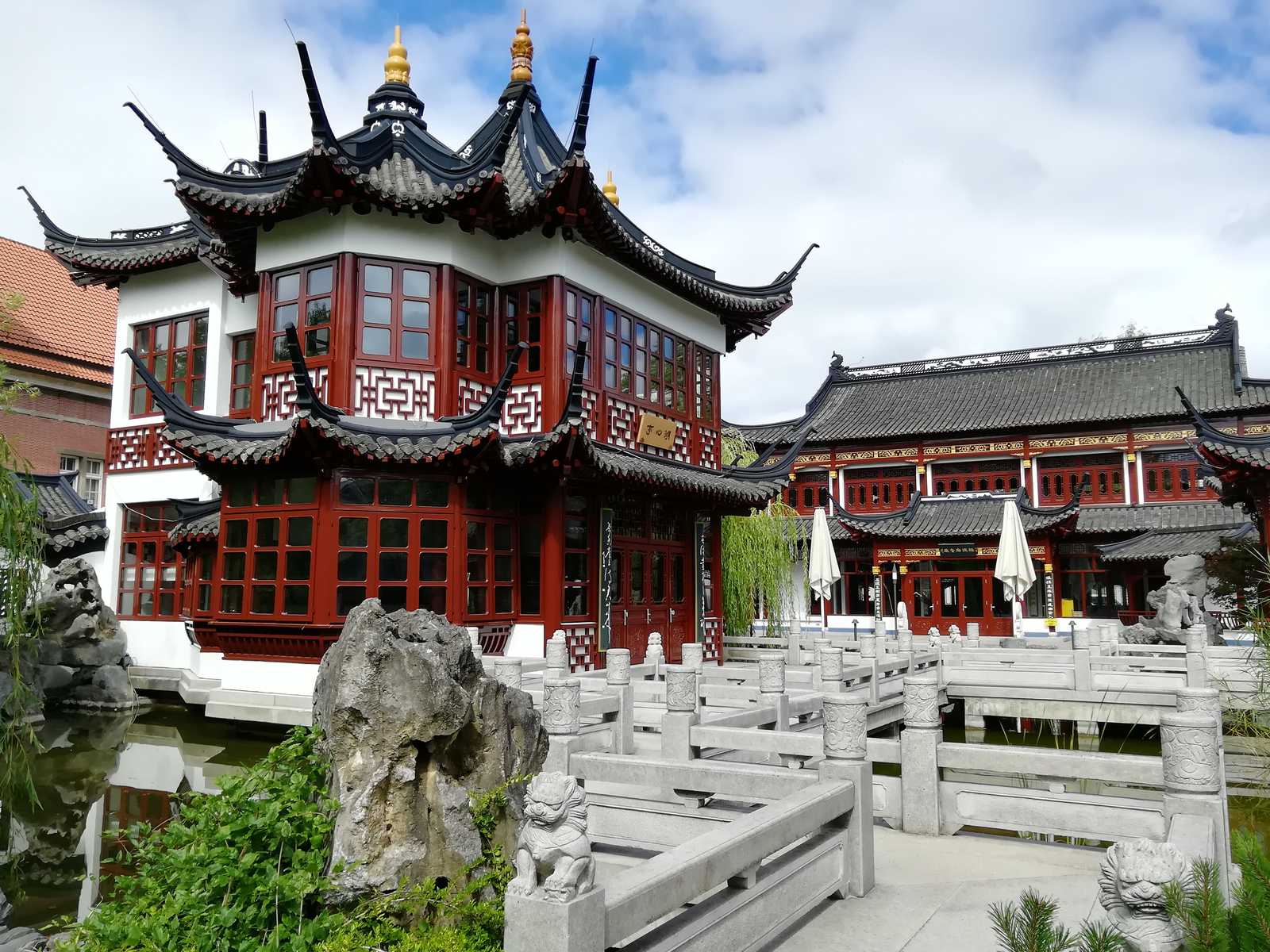 The image shows a chinese pagode building in the german city of Hamburg.