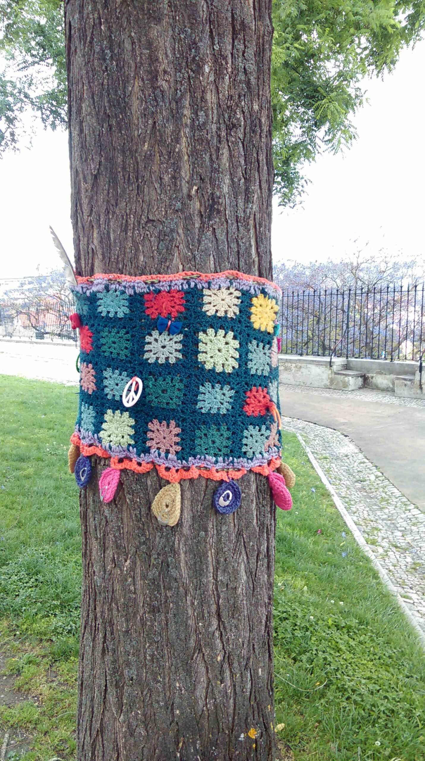 urban knitting culture urbaine arbre avec tricot graffiti et medaillon symbole paix Allemagne métropole Cologne espace vert streetart