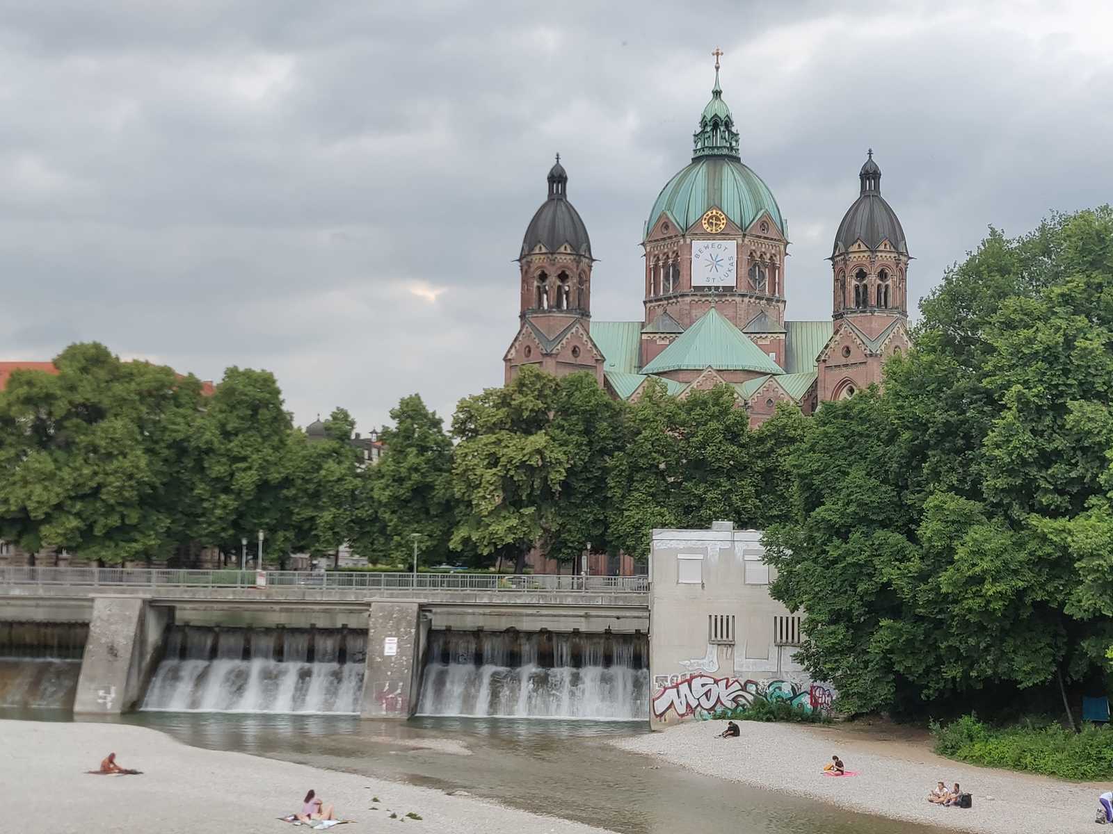 Munich Allemagne vue sur le fleuve Isar et un barrage d'eau. En arrière-plan, une église impressionnante, architecture, infrastructure, voyages intervilles,