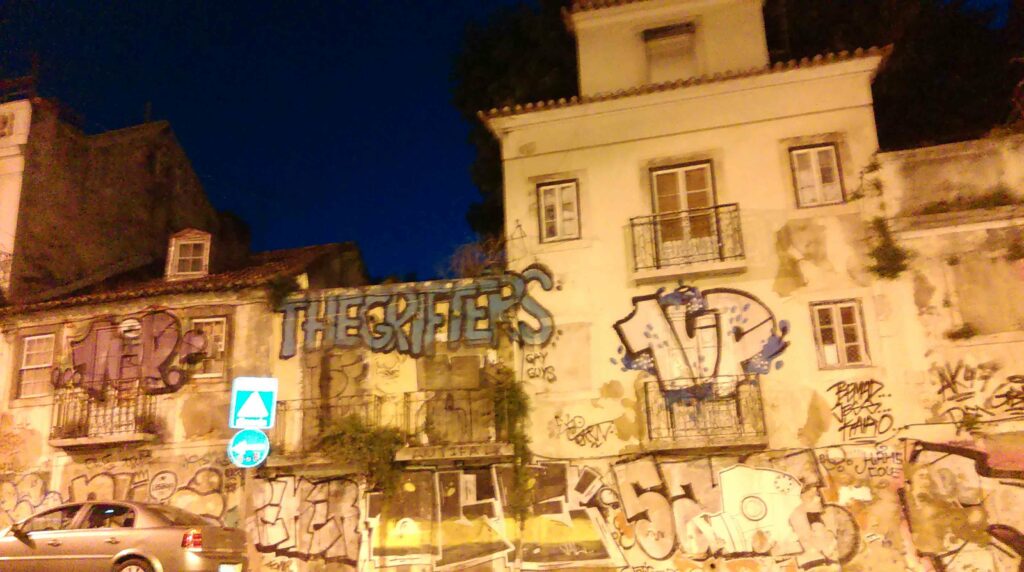 1UP Graffiti Lisbonne Portugal vandalisme façade rue voitures graffitis the griffters peker  