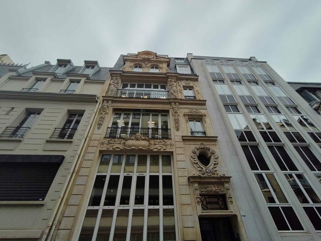 France développement urbain Haussmann architecture, 1879 bâtiment façade beige par architecte A. Boland, 17. Arrondissement