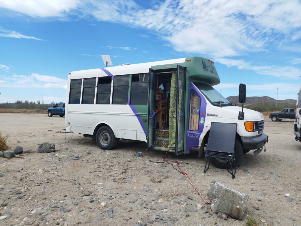 Fourgon aménagé à San Bartolo / Baja California Sur / Mexique. Le Van-Life à l'américaine. Voyageurs des villes dans des espaces faiblement urbanisés.